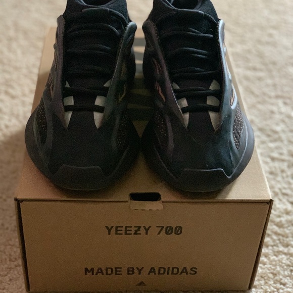 Yeezy 700 V3 Clay Brown - Picture 2 of 7